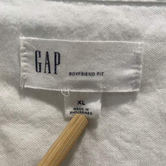 GAP Classic Boyfriend Fit Button Down Shirt - Picture 2 of 9